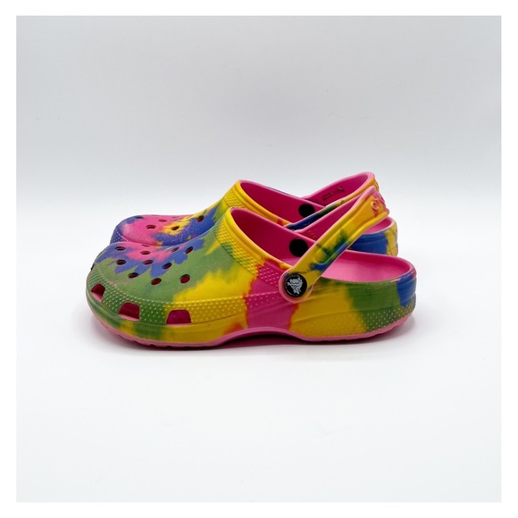 Crocs Classic Tie Dye Graphic Clogs Shoes in Electric Pink Multi - Picture 3 of 9